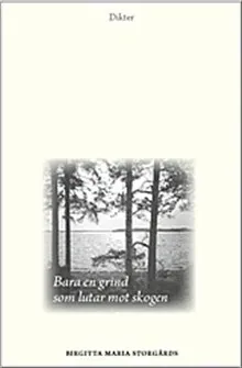Bara en grind som lutar mot skogen