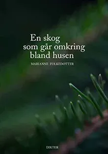 En skog som går omkring bland husen